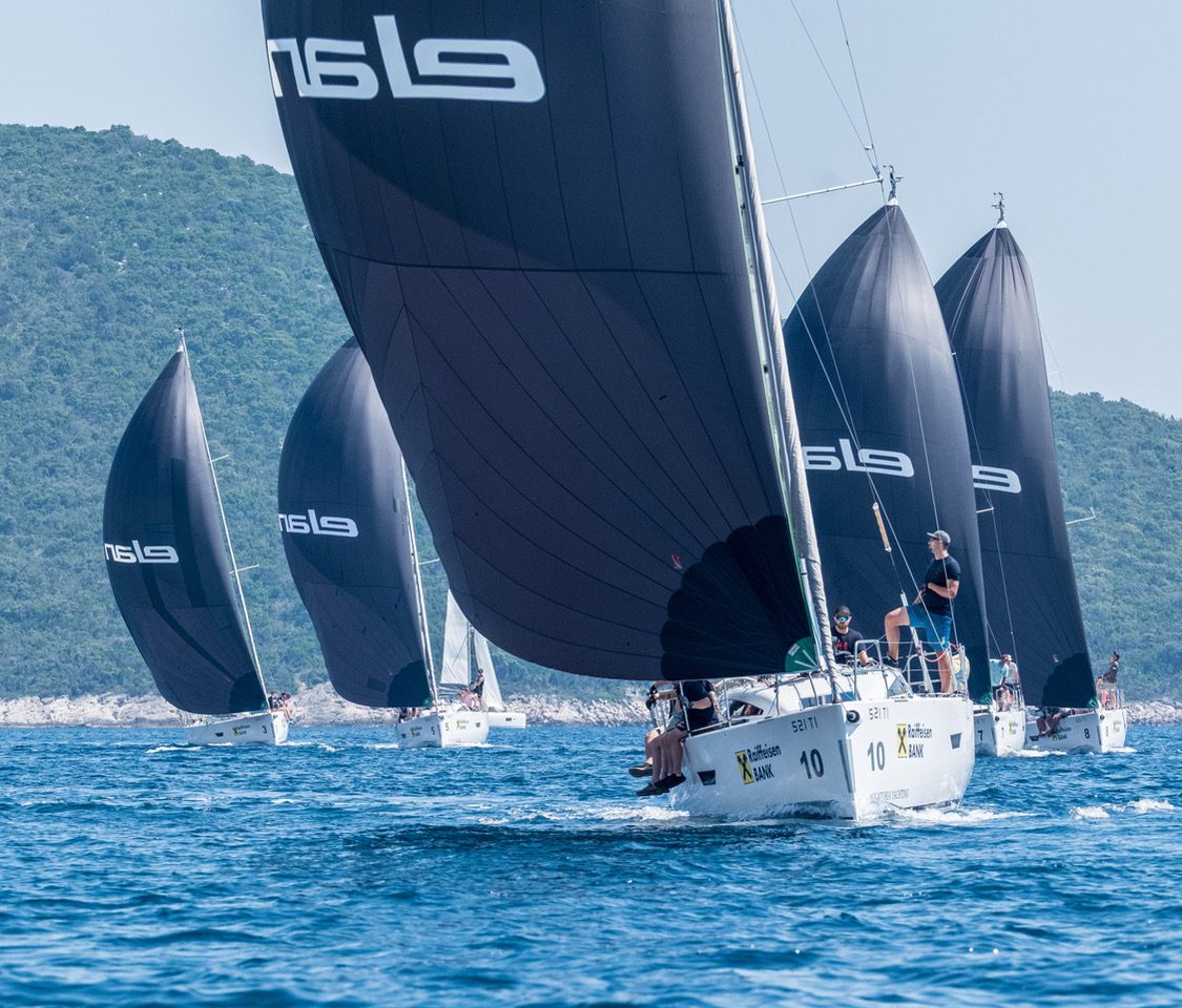Flotila Elan E4 pod genakery