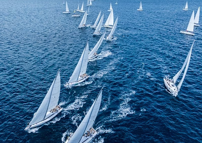 Flotila plachetnic z dronu